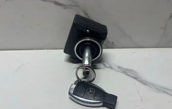Mercedes-Benz C W204 Ignition lock A2075450108