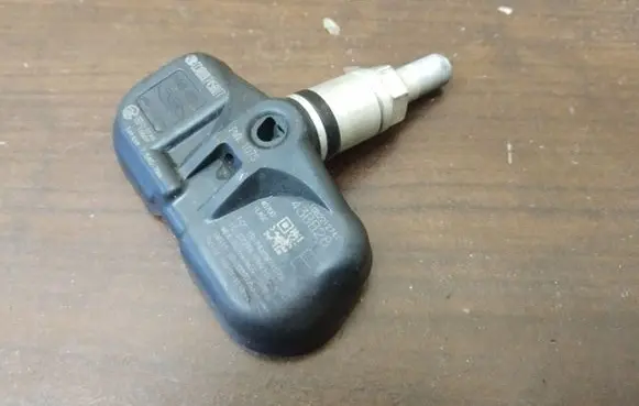 Nissan Juke I F15 Tire pressure sensor 10B2212741