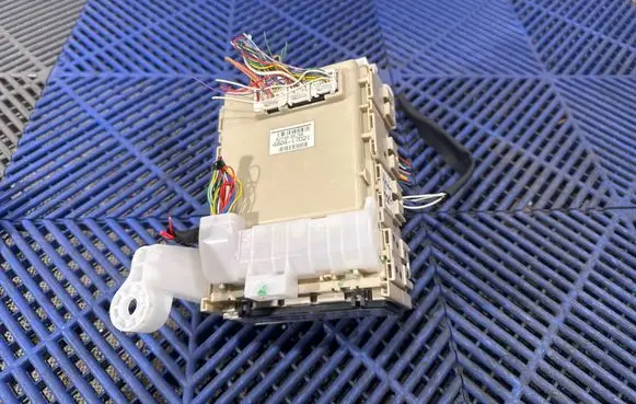 Toyota Avensis T270 Fuse box set 480417D21 8273005J90