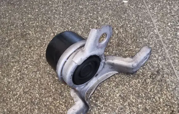 Volvo S60 Engine mount bracket
