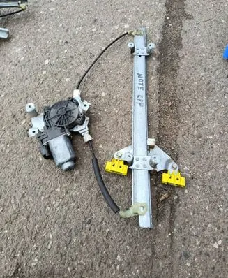 Nissan Note (E11) Front door manual window regulator 402377B