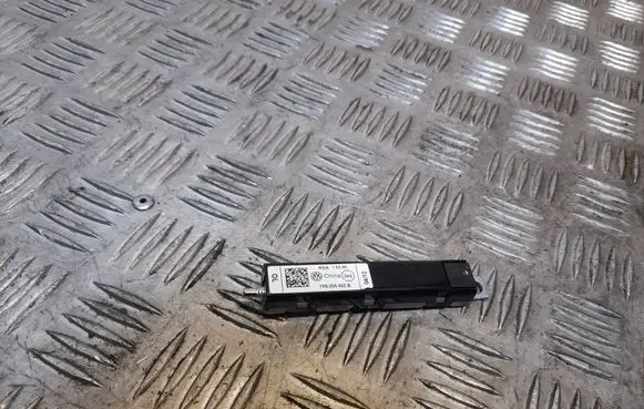 Volkswagen Touareg II Aerial antenna amplifier 7P6035552B