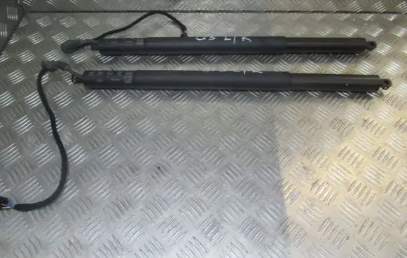 Audi RS Q3 Shock absorber/damper mounting bracket 