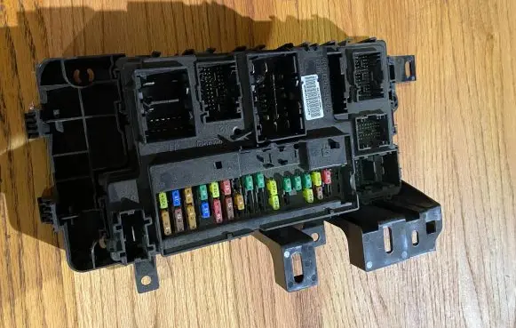 Ford Mustang VI Fuse module jr3t15604 JR3T15604 A2C7578720600
