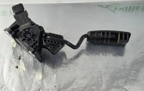 Accelerator throttle pedal