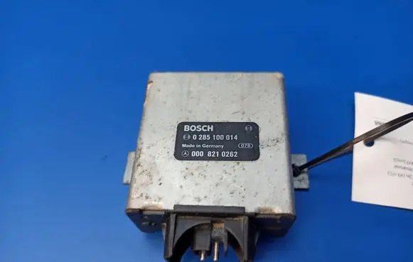 Mercedes-Benz 380 560SEC C126 Seat belt warning relay 0008210262 0285100014