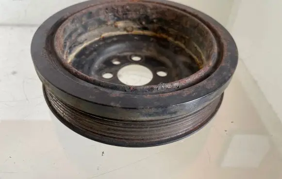 Volkswagen PASSAT B6 Crankshaft pulley 03G105243