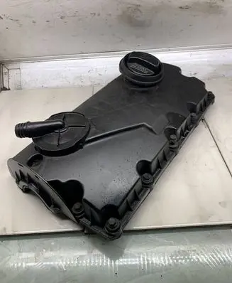 Volkswagen Golf V Rocker cam cover 038103475