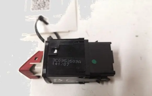 Volkswagen PASSAT B6 Hazard light switch 3C0953509A