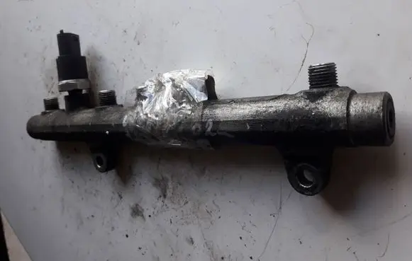 Renault Trafic II (X83) Fuel distributor 0445214015