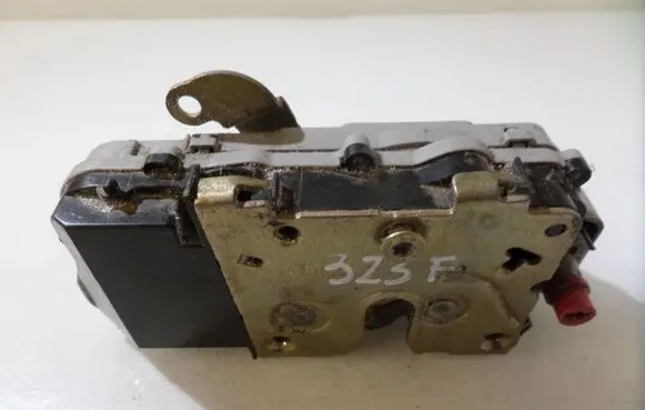 Mazda 323 F Front door lock