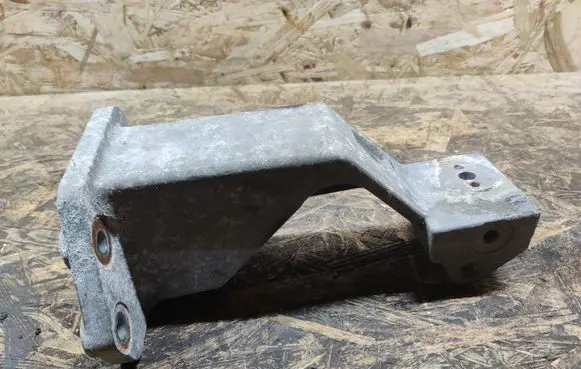 Mitsubishi Pajero Pinin Engine mounting bracket