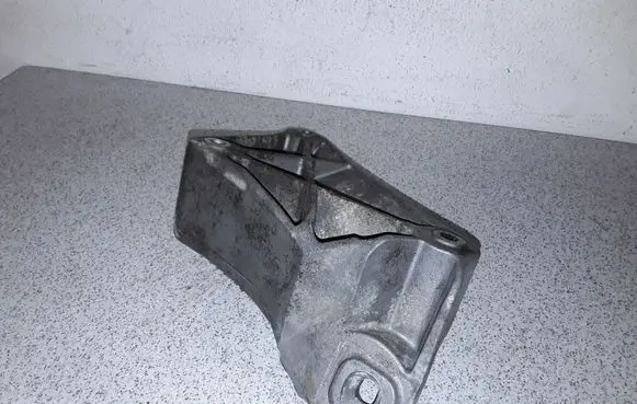 BMW 5 E39 Engine mounting bracket 65766750441 6750441