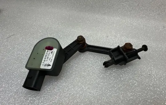 Headlight/headlamp level sensor