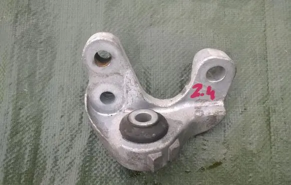 Jeep Cherokee Engine mounting bracket