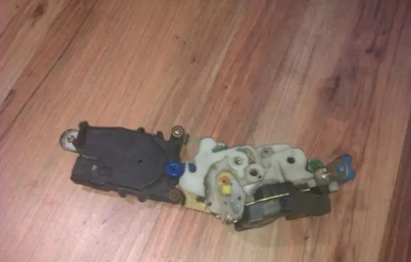 Subaru Legacy Front door lock