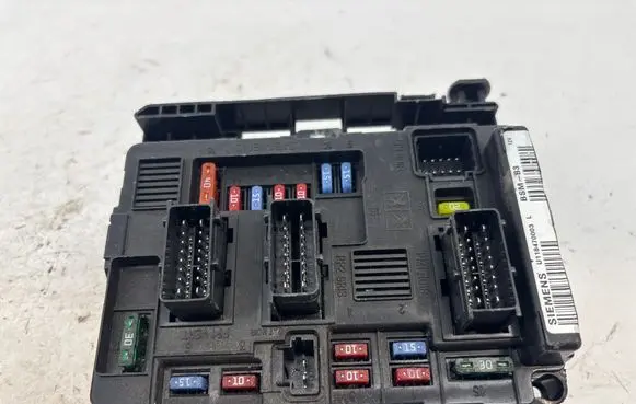 Citroen Berlingo Fuse module U118470003L 557722831 9650618480