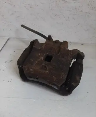 Nissan Juke I F15 Front brake caliper