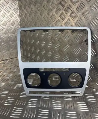 Radio/GPS head unit trim