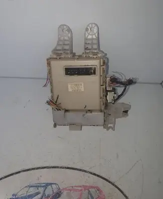 Toyota Verso Fuse module 827300F070C 15759C17