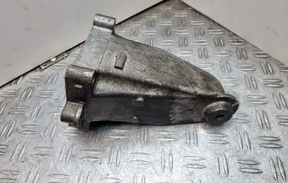 Mercedes-Benz C W204 Engine mounting bracket A2712232304