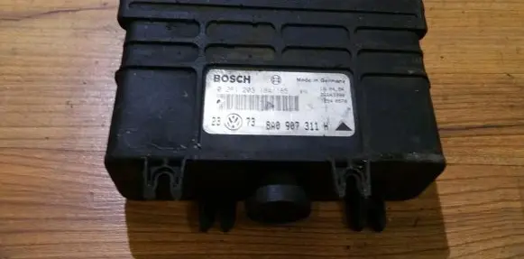 Volkswagen Golf III Engine control unit/module 0261203184 0261203185