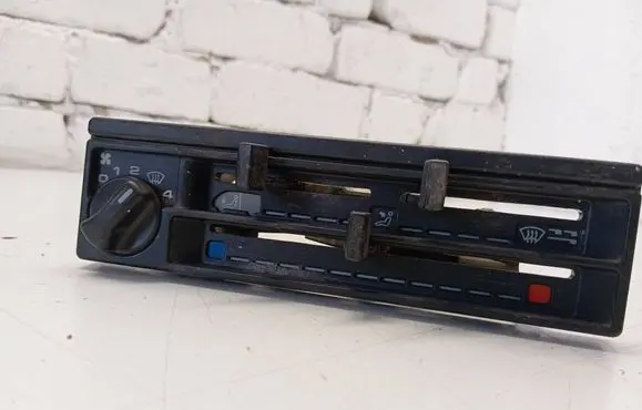 Volkswagen Golf III Climate control unit 321819045C