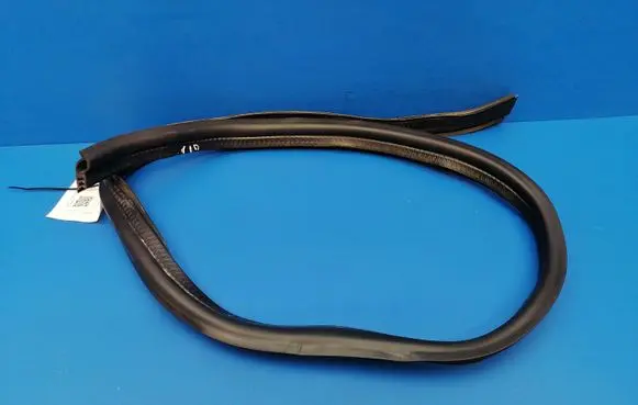 Mercedes-Benz CLS C219 Engine compartment rubber A2116280098