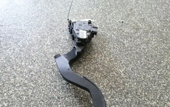 Volkswagen PASSAT B5.5 Accelerator throttle pedal 8D1721523F