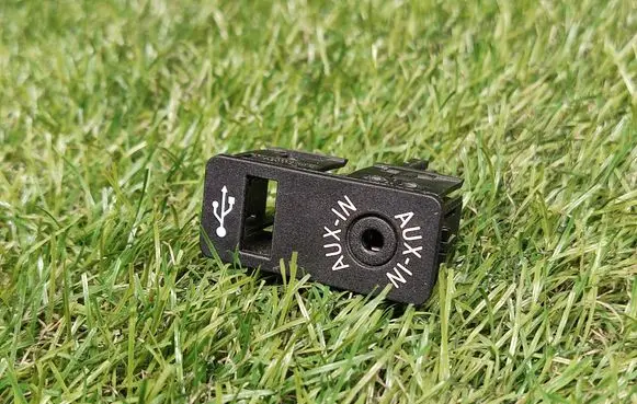 BMW 3 F30 F35 F31 AUX in-socket connector 9229246 8410922924603