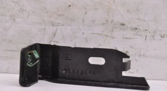 Opel Insignia B Fender mounting bracket 39118049