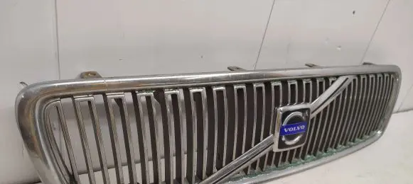 Volvo V70 Front bumper upper radiator grill 09190386 6710201