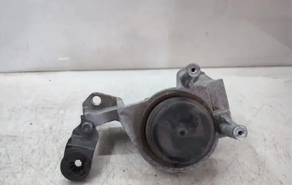 Nissan X-Trail T32 Engine mount bracket