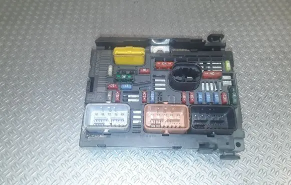 Peugeot 308 Fuse module 9664706280