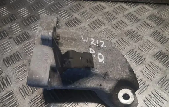 Mercedes-Benz E W212 Engine mounting bracket 6422233404 A6422233404