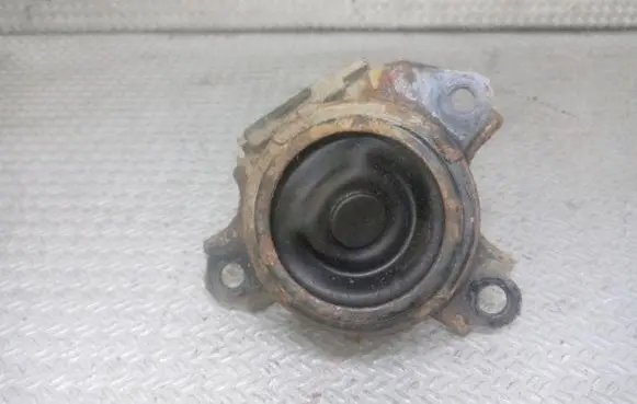 Honda CR-V Engine mount bracket