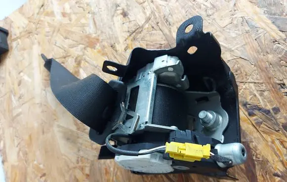 Mercedes-Benz C W204 Rear seatbelt A2046301731