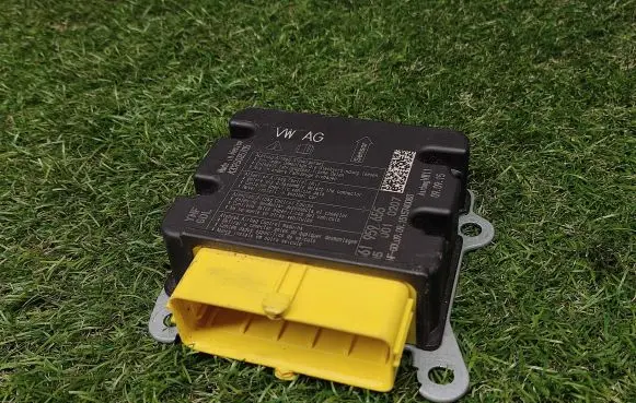 Volkswagen Jetta VI Airbag control unit/module 561959655