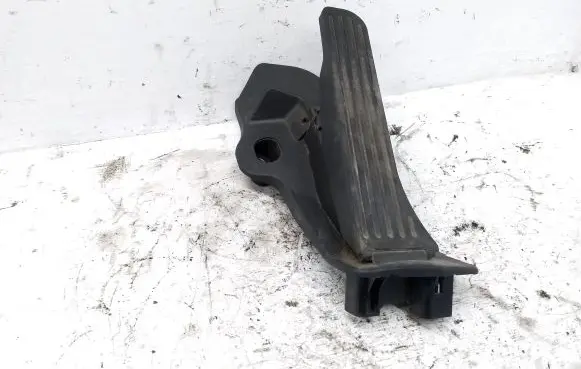 Volkswagen Tiguan Accelerator throttle pedal 65102100