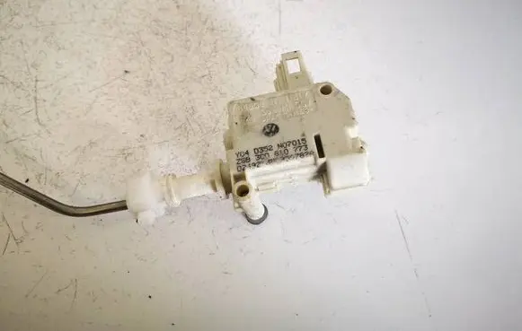 Volkswagen PASSAT B6 Central locking motor 3C0810773