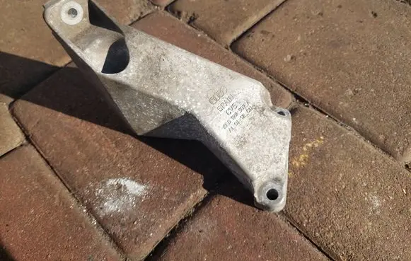 Audi A4 S4 B7 8E 8H Engine mounting bracket 8E0199307A