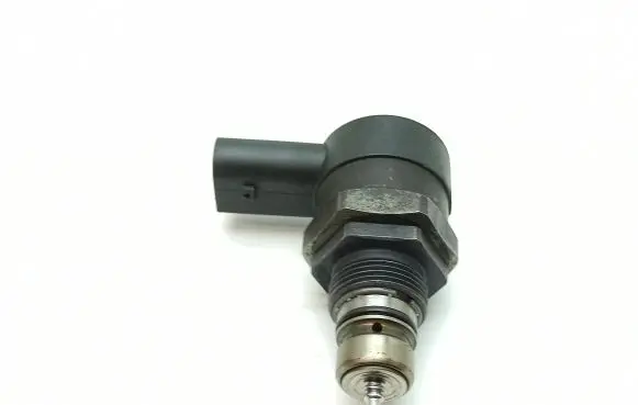 Mercedes-Benz E W211 Fuel pressure regulator A6110780449 0281002494