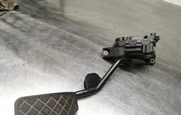 Skoda Superb B5 (3U) Accelerator throttle pedal 8E2721523