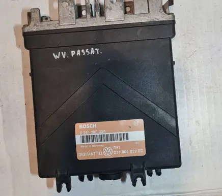 Volkswagen PASSAT B3 Engine control unit/module 0261200328