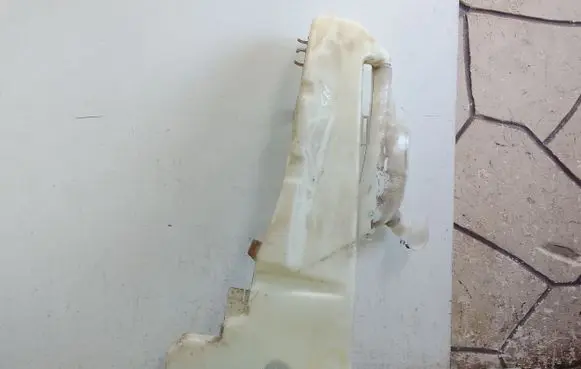 Honda CR-V Windshield washer fluid reservoir/tank