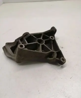Engine mounting bracket