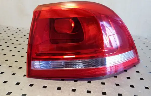 Volkswagen Touareg II Rear/tail lights 7P6945096E