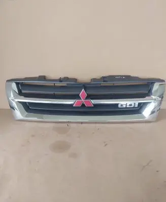 Mitsubishi Pajero Front bumper upper radiator grill MR387981