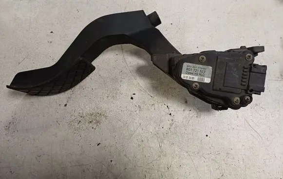 Accelerator throttle pedal