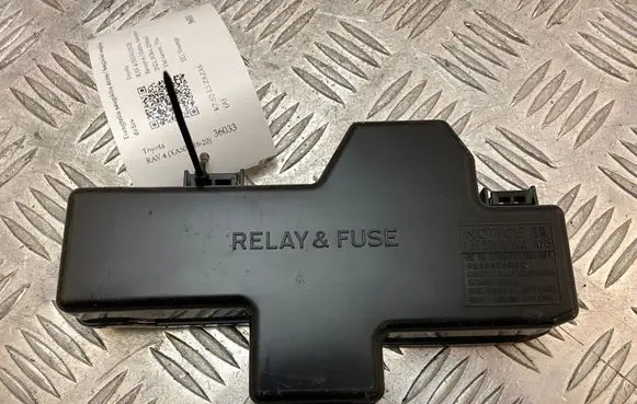 Toyota RAV 4 (XA50) Fuse box cover 8266242720